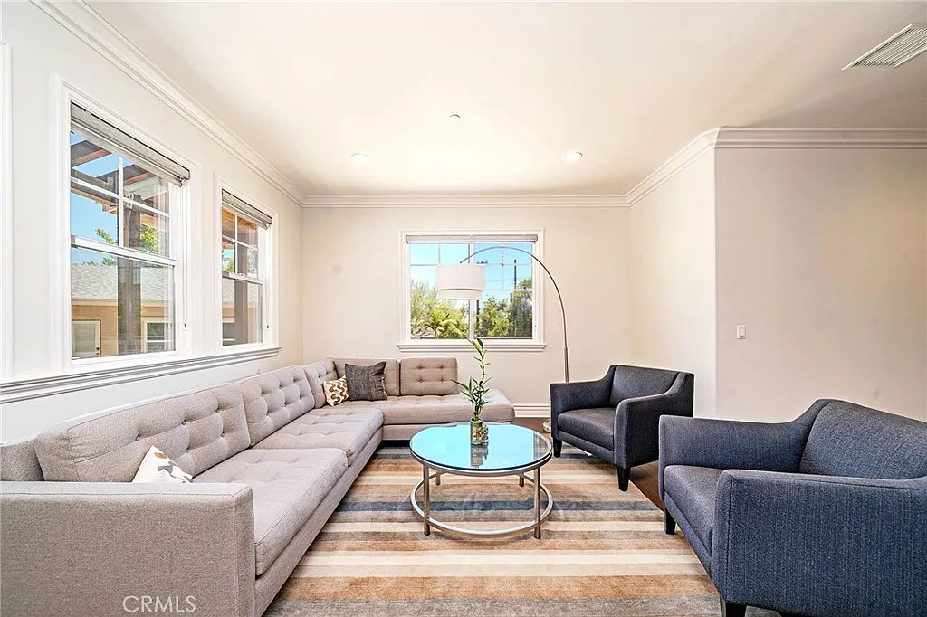 4 bed, 3596 sqft, $14,500 — Photo 3