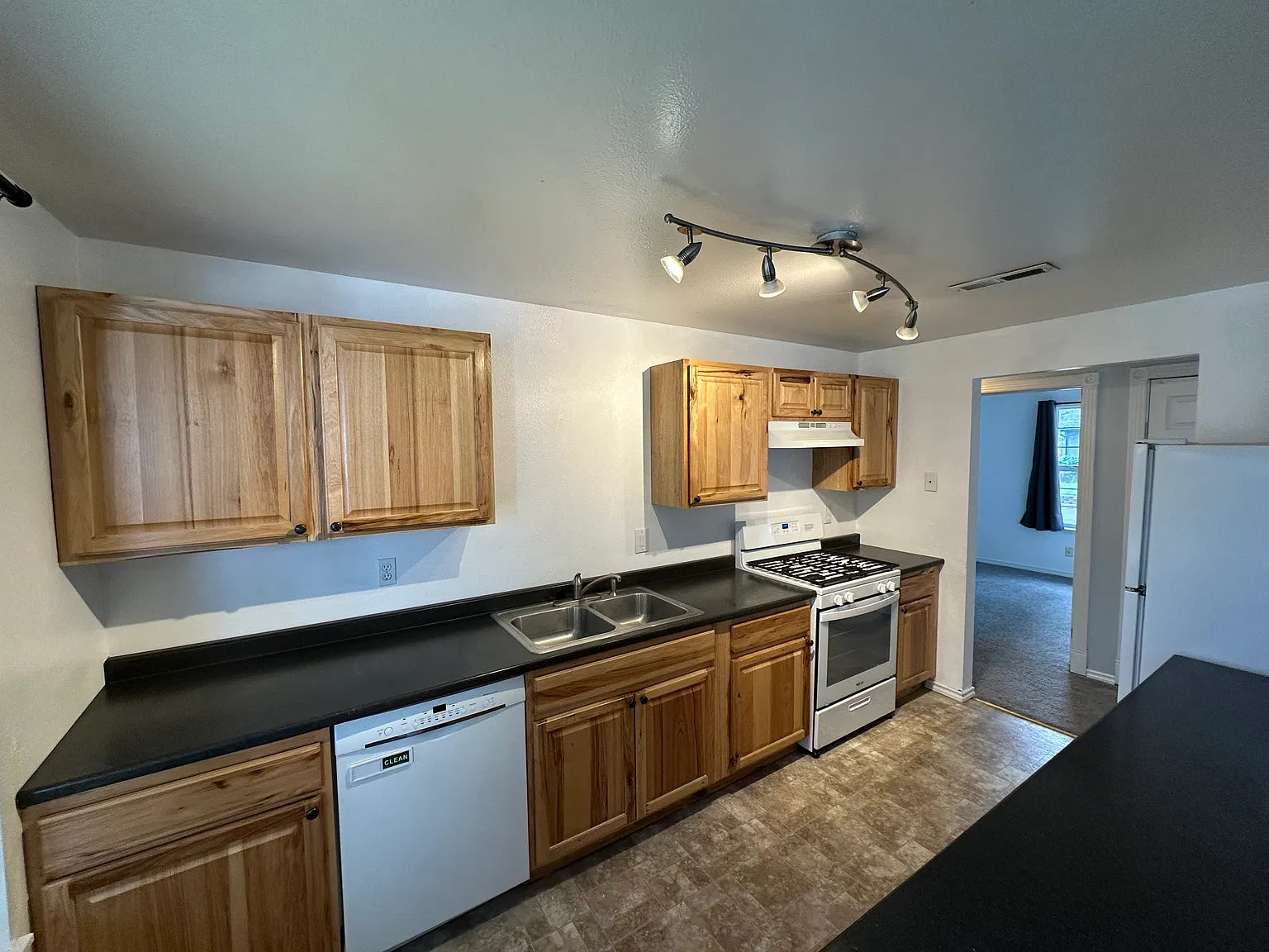 3 bed, 1.5 bath, 1120 sqft, $2,725 — Photo 4
