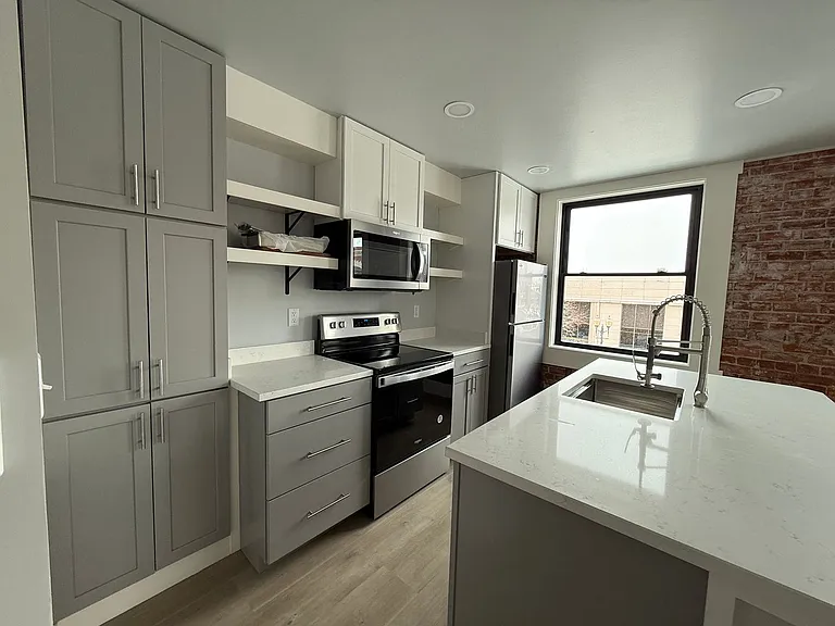 19 SW Dorion Ave — Photo 3