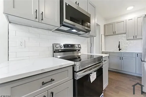3 bed, 1000 sqft, $2,200 — Photo 3