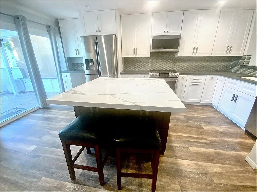 2 bed, 1.5 bath, 1232 sqft, $4,000 — Photo 3