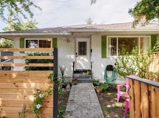 960 Selkirk Ave, Esquimalt, BC V9A 2V3