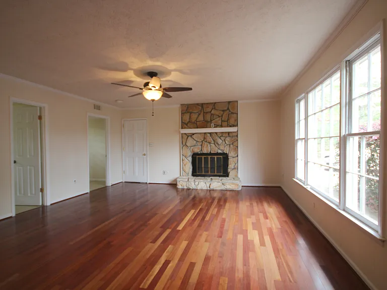 721 Greenleaf Dr — Photo 7