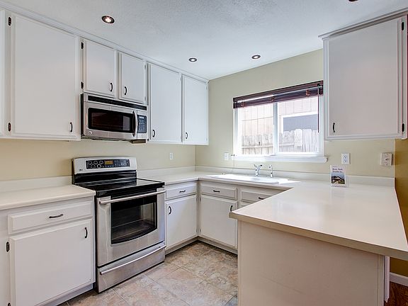 3rd image of 8684 Redlands Way