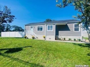 19 Albert Rd, Amity Harbor, NY 11701