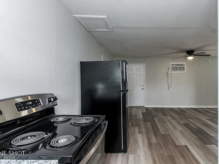 4735 Potomac Ave — Photo 10