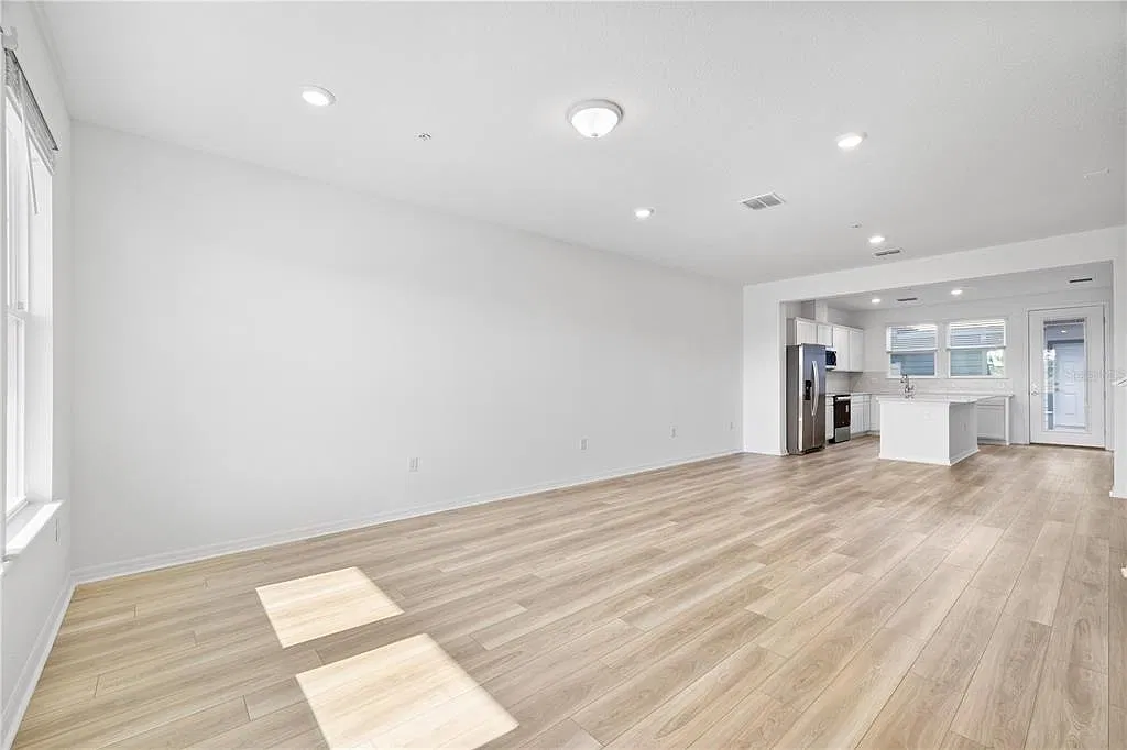 3 bed, 2.5 bath, 1652 sqft, $2,500 — Photo 4