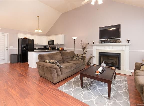 3rd image of 912 Blackstone Ln