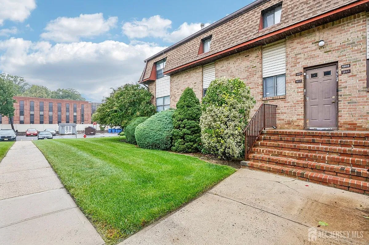 2 bed, 2.0 bath, 1077 sqft, $2,200 — Photo 1
