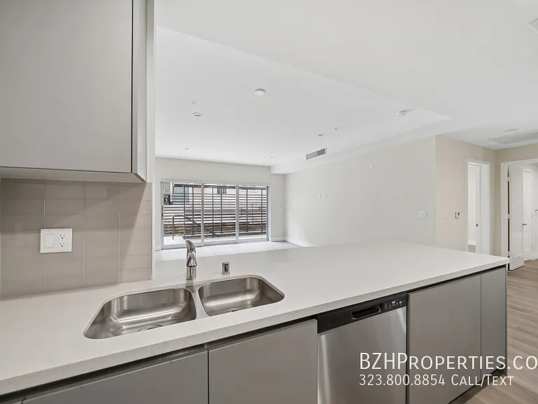 1223 N Hayworth Ave — Photo 15