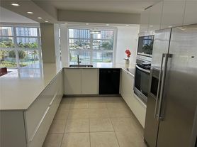 400 Leslie Dr