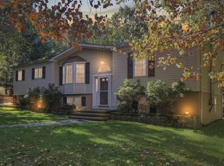 109 Robin Ln, Dingmans Ferry, PA 18328