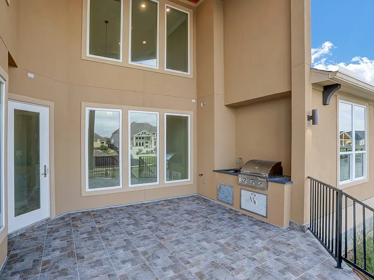 502 Amalfi Dr — Photo 32
