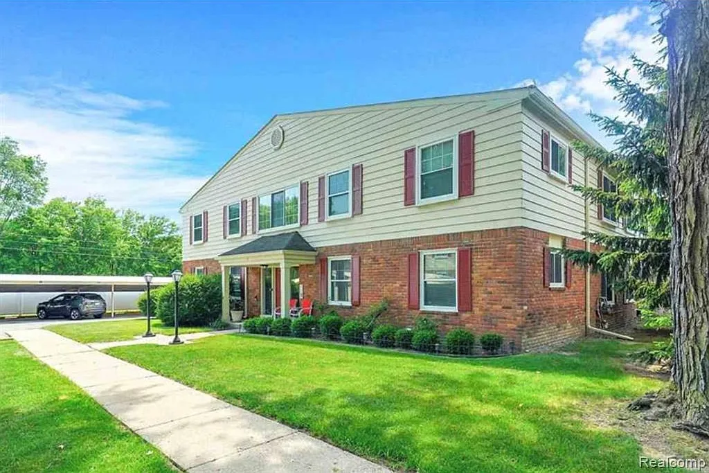 2 bed, 1.0 bath, 943 sqft, $1,250 — Photo 2