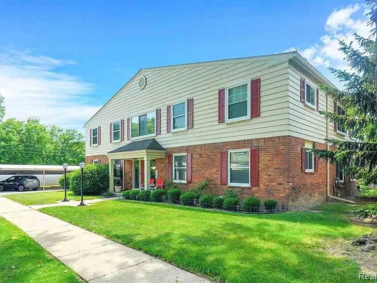 721 W Maple Rd — Photo 2