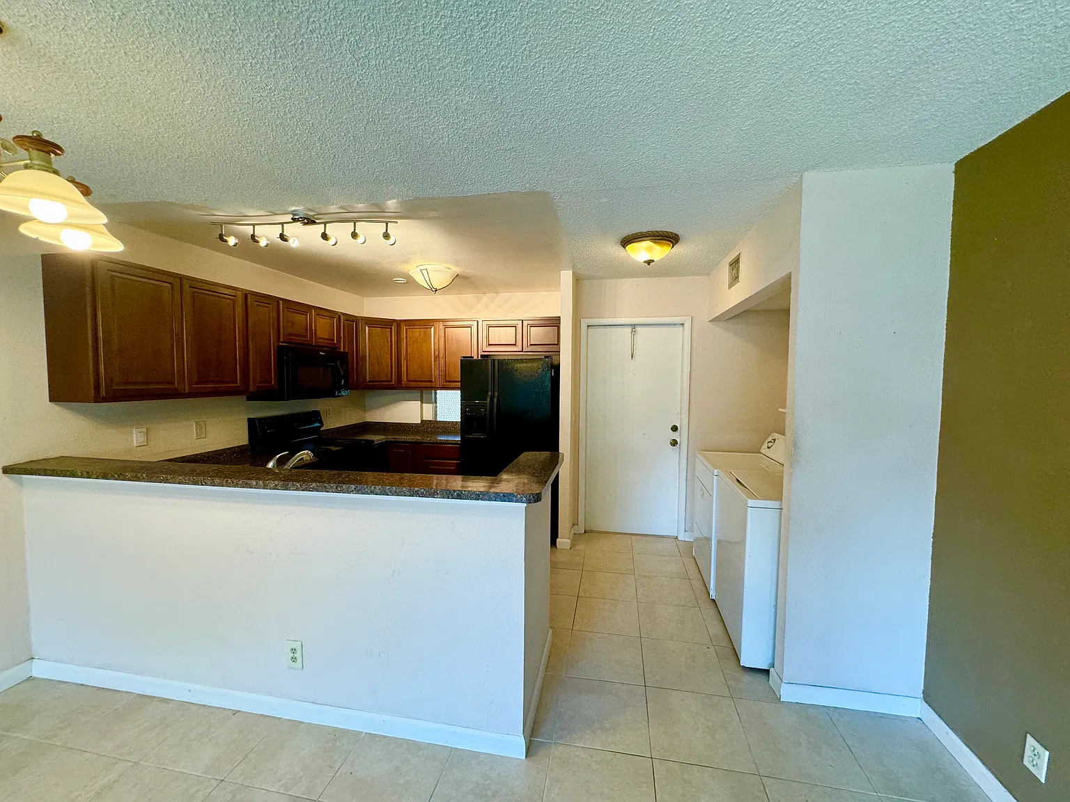 2 bed, 900 sqft, $1,800 — Photo 4