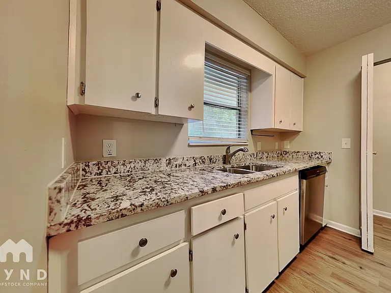 132 E Poinsettia St — Photo 7