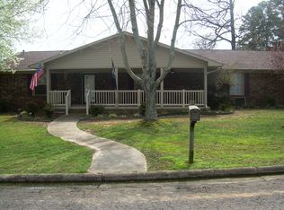 910 Ridgewood Dr, Russellville, AR 72801