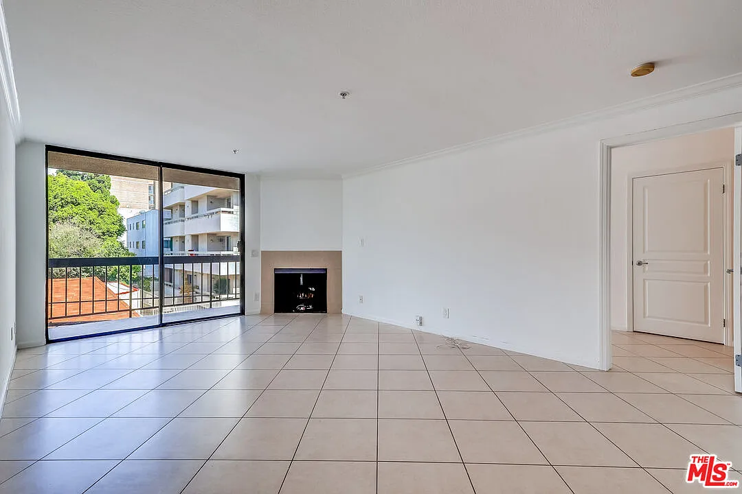 Building Photo - 7320 Hawthorn Ave #207