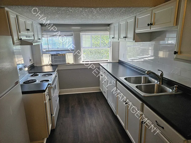 2637 E 29th St — Photo 2