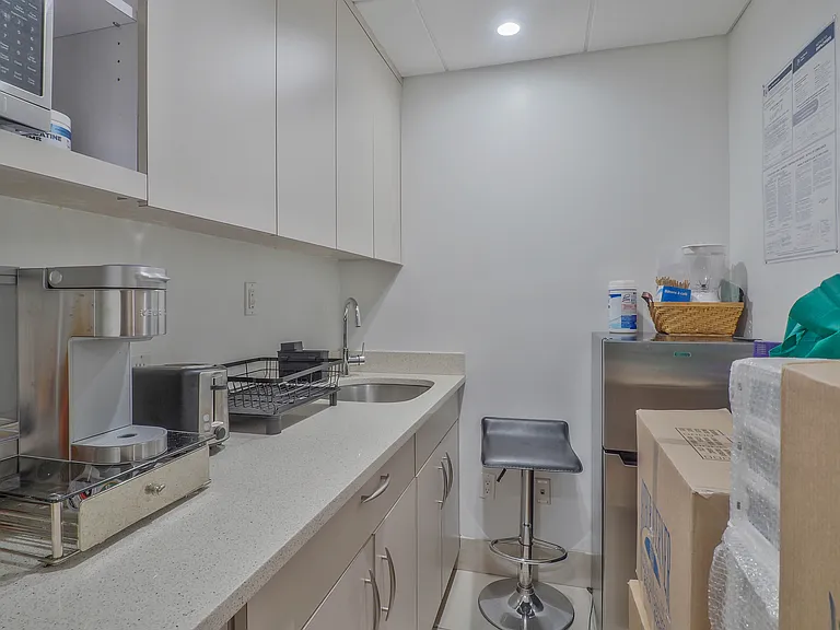 420 W 23rd St #GF — Photo 16
