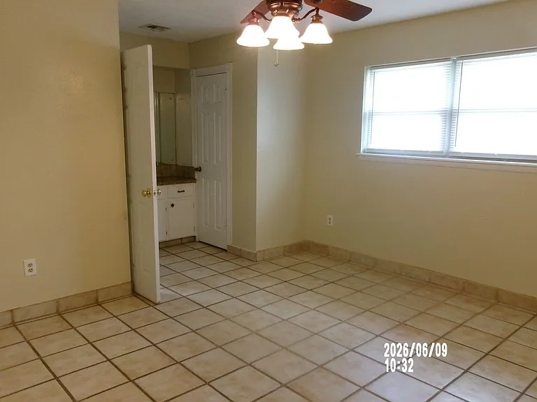 2205 NW 50th St — Photo 21