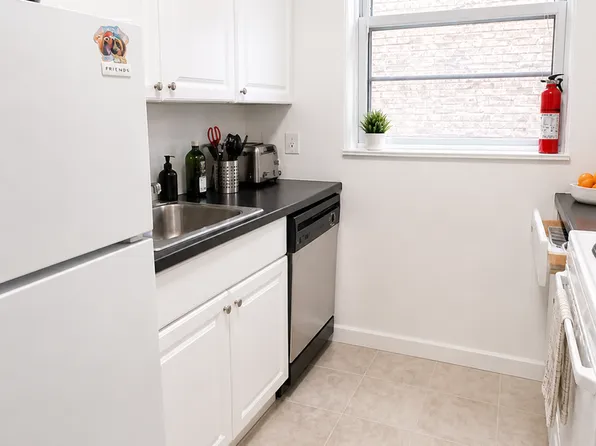 1053 W Grace St APT 1E, Chicago, IL 60613