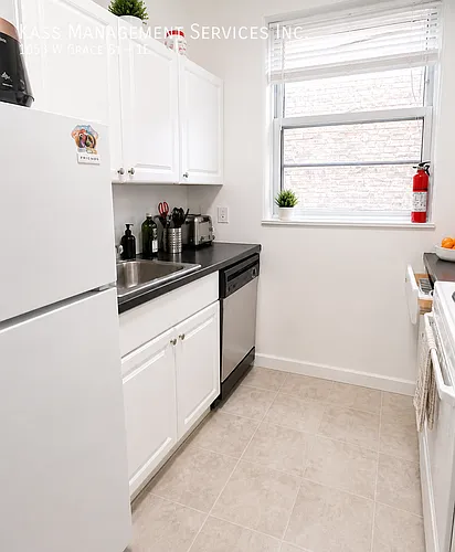 1053 W Grace St #1E Photo 1