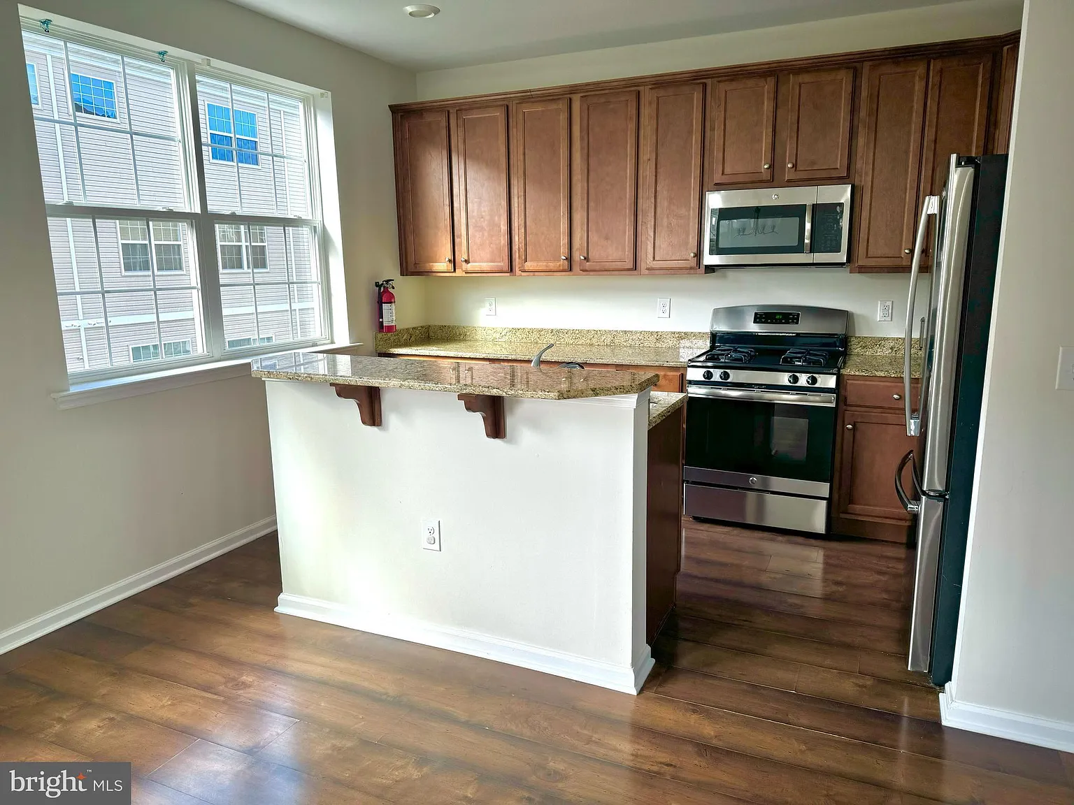 3 bed, 4.0 bath, 2144 sqft, $3,100 — Photo 4
