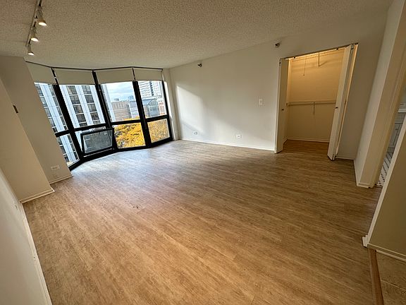 4th image of 1034 N La Salle Dr #507
