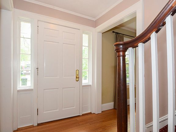 Traditional Center Hall Col