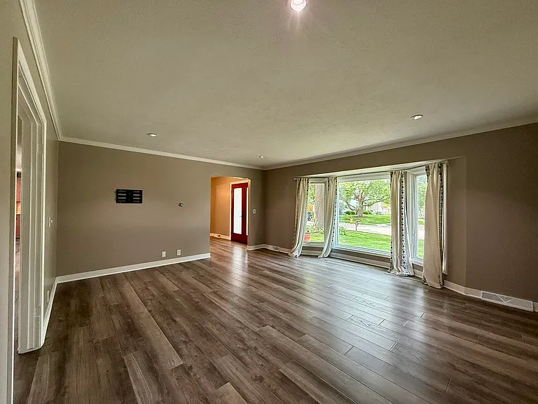 9325 Pauline St — Photo 4