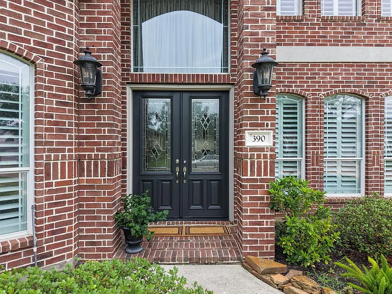 390 Wedgewood Dr — Photo 3