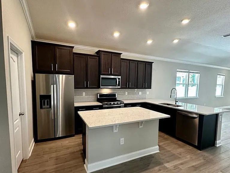 319 Greenway Ln — Photo 10