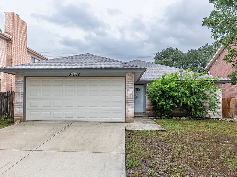 21514 Longwood — Photo 1