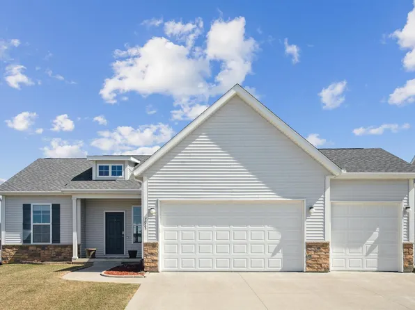 7085 Grove Xing, Bettendorf, IA 52722