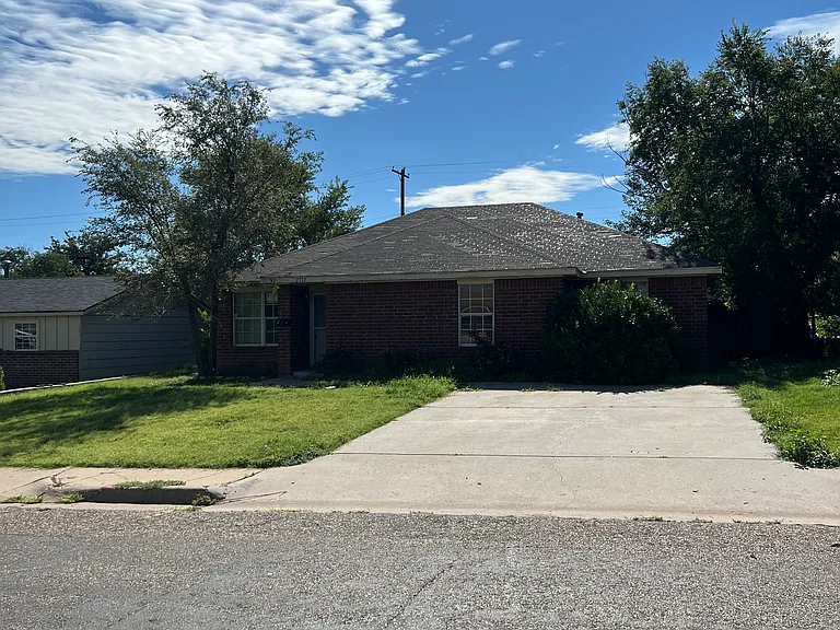 2712 Oak Dr — Photo 1
