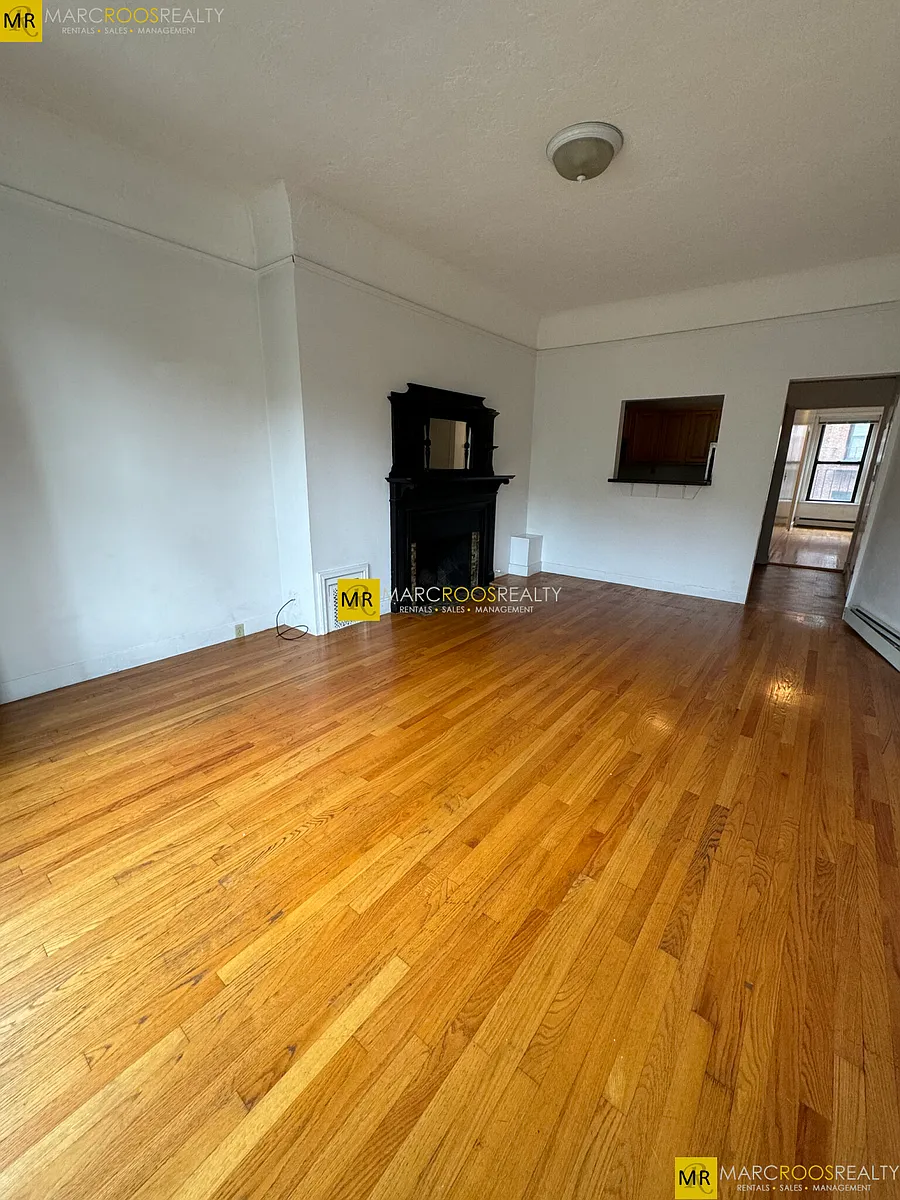 Building Photo - 589 Beacon St