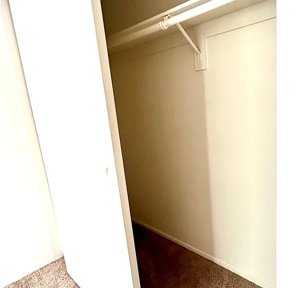 541 S Glenhurst Dr — Photo 22
