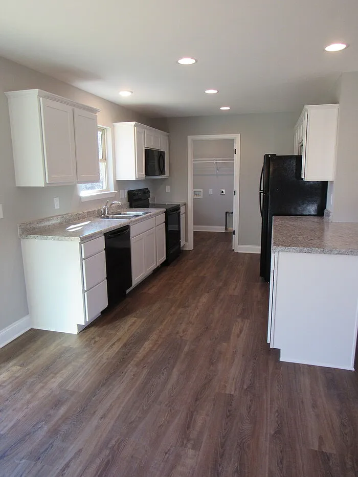 3 bed, 2.0 bath, 1344 sqft, $2,400 — Photo 3