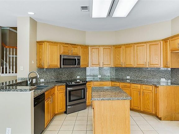 2nd image of 906 Crested Cove Dr