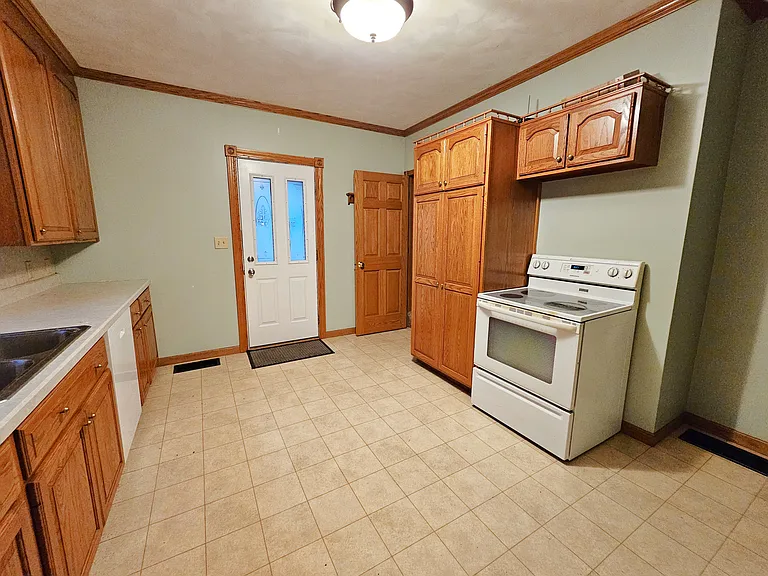 110 E Milligan St — Photo 6