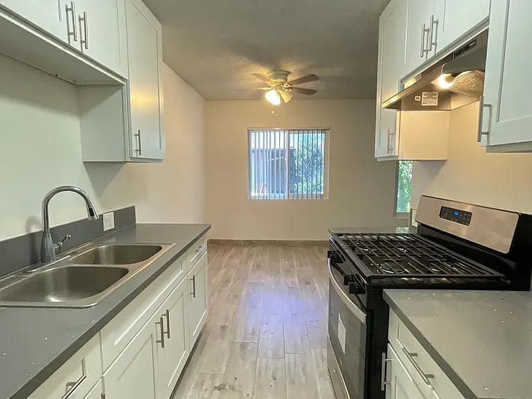 126 E Wilken Way — Photo 2