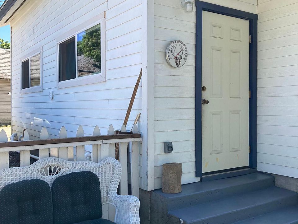 Private Front Door entrance to your studio
(The outdoor bench belonged to a previous renter)