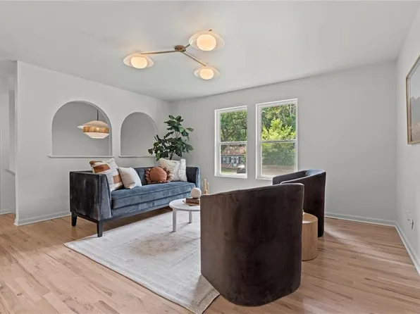 8901 Oak St, Kansas City, MO 64114