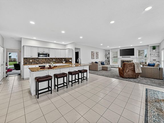 5th image of 15183 Valentia Dr