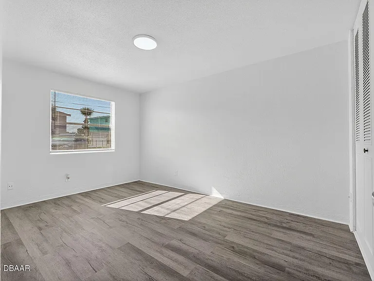 2417 N Oleander Ave — Photo 10