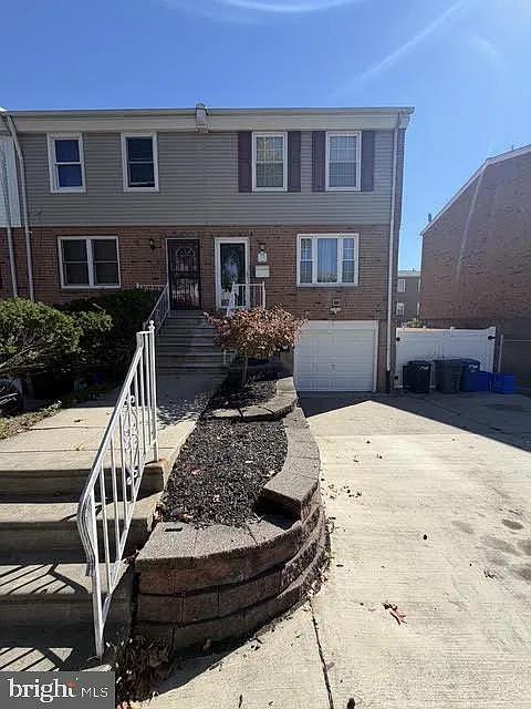 3 bed, 1.5 bath, 1290 sqft, $2,200 — Photo 1