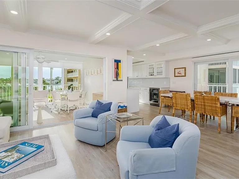 3450 Gulf Shore Blvd N #210 — Photo 1