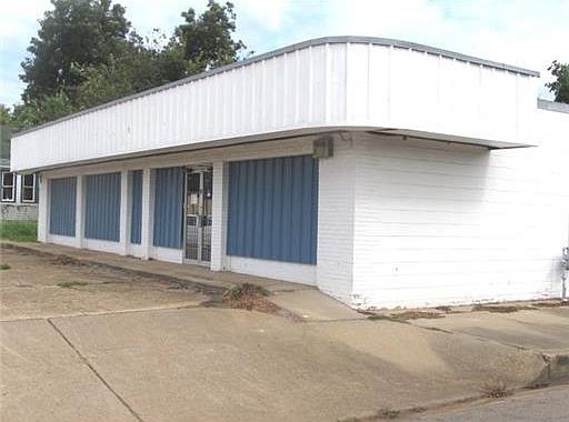 2nd image of 39 Bolton Ave